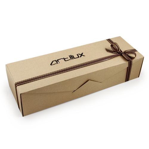 The carton of the naturally brown colored corrugated cardboard. Suitable 
for a drink or larger gift. The logo looks best on the cover, on the ribbon or postcard.
