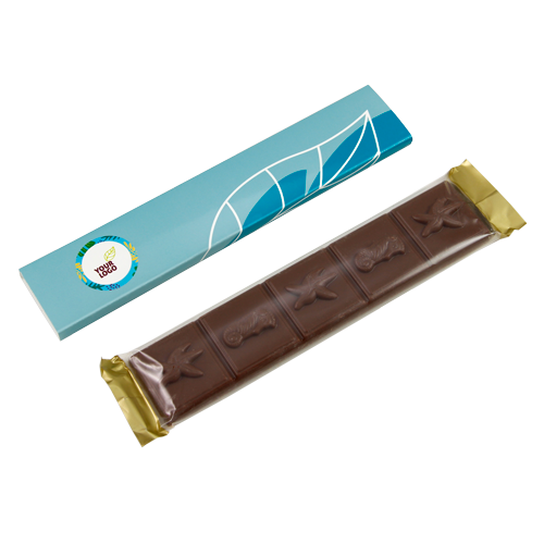 Originalios lazdelės formos šokolado plytelė su reklaminių viršeliu. 
Skanus ir sveikas juodas šokoladas pagamintas be pridėtinio cukraus (100g produkto - cukraus yra mažiau 0,5 g) arba tradicinis tamsusis ir pieninis šokoladas su cukrumi. Personalizuota pakuotė šokolado plytelei spaudžiama ant popieriaus, vidinė pakuotė – skaidrios folijos pakelis - pagamintas iš „mono“ (homogeniškos) plėvelės. Pakuotės medžiagos yra 100% perdirbamos. 

Su reklamine pakuote pagal specialų užsakymą (nuo 200 vnt) siūlome 
pagaminti skirtingų receptūrų šokolado :

1. Veganiškas šokoladas 38 % su avižų milteliais, be gliuteno ir pridėtinio 
cukraus

2. Veganiškas šokoladas 35 % su lazdyno riešutais ir avižų milteliais, 
be gliuteno ir pridėtinio cukraus

3. Pieninis šokoladas 46 % draugiškas diabetikams ir natūralaus ir sveiko 
maisto „keto“ mitybai.

4. Tradicnis šokoladas su pridėtinių cukrumi: extra dark 99 %, extra 
dark 90 %, dark 82 %; dark 72 %