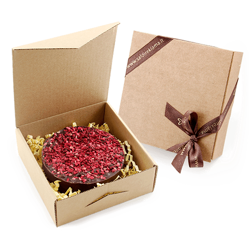 Edible gift for employees and business partners. A small chocolate cake 
in various colors in the box. Delicacy seasoned with nuts, oranges, apples, cherry and other fruit. Box from transparent plastic, brown or black cardboard. Logo on the ribbon, sleeve or postcard.