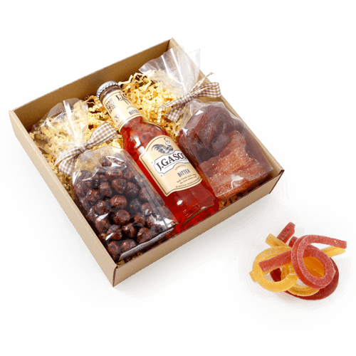 Christmas set with vegan marmalade, roasted nuts and your chosen drink 
in a box with company logo. Smart and practical edible gift. 

 Box is brown. The logo can be carved on the cover, printed on the 
sleeve, ribbon or postcard.