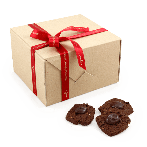 Selected flavor biscuits in the box with the logo - business souvenir for 
partners and clients. Christmas set for a small collective. Box from brown cardboard. The logo can be carved on the cover, printed on the sleeve, ribbon or postcard.