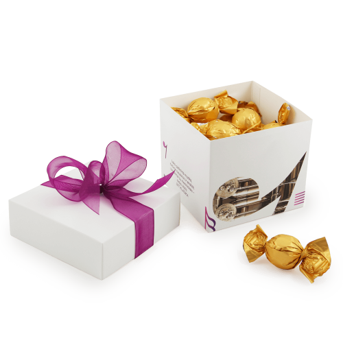 Tradicinė dovanėlės formos suvenyrinė saldainių dėžutė. Verslo 
dovana, tinkanti ir VIP klientui, ir nedideliam kolektyvui pasveikinti.

Galima priderinti skirtingas dugnelio ir dangtelio spalvas. 

Saldainiai įvynioti į aukso spalvos popierėlius. Esant didesniam (nuo 
300 vnt.) saldainių dėžučių užsakymui galima pasirinkti saldainių popierėlių spalvą. Spalvos: mėlyna, rausva, juoda, žalia, balta ir sidabrinė.